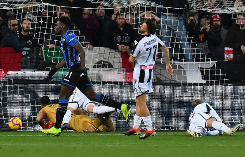 Grande partita dell'ex Duvan Zapata autore di una tripletta, di Lasagna il gol dei padroni di casa.