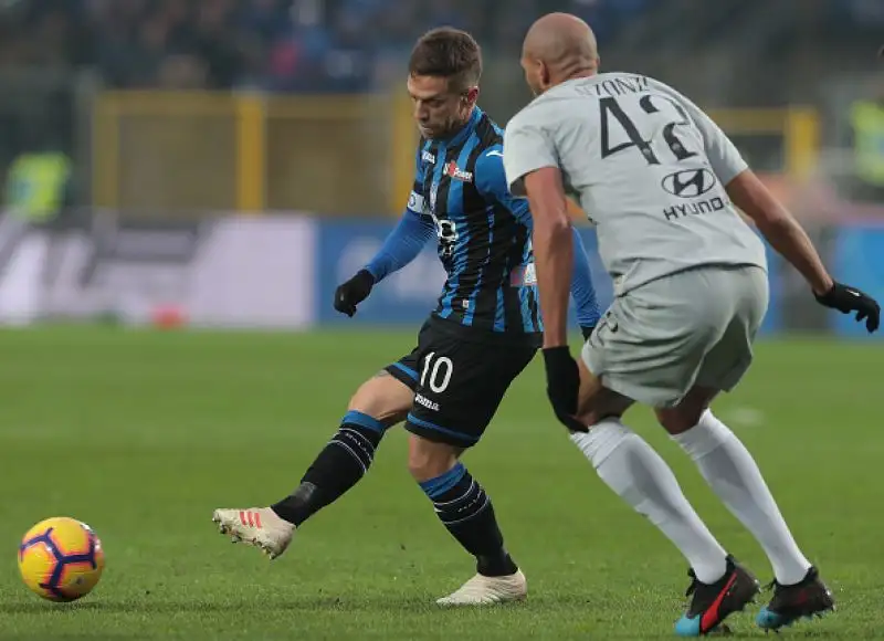 Doppietta di Dzeko ed El Shaarawy in gol per la Roma, Castagne, Toloi e Zapata (che ha spedito un rigore in curva) per gli orobici.