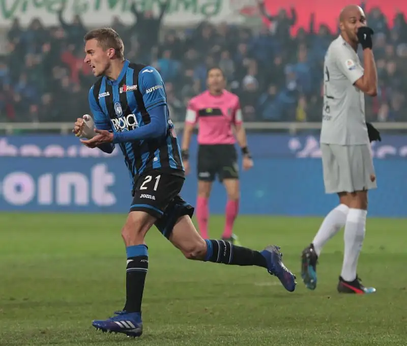 Doppietta di Dzeko ed El Shaarawy in gol per la Roma, Castagne, Toloi e Zapata (che ha spedito un rigore in curva) per gli orobici.