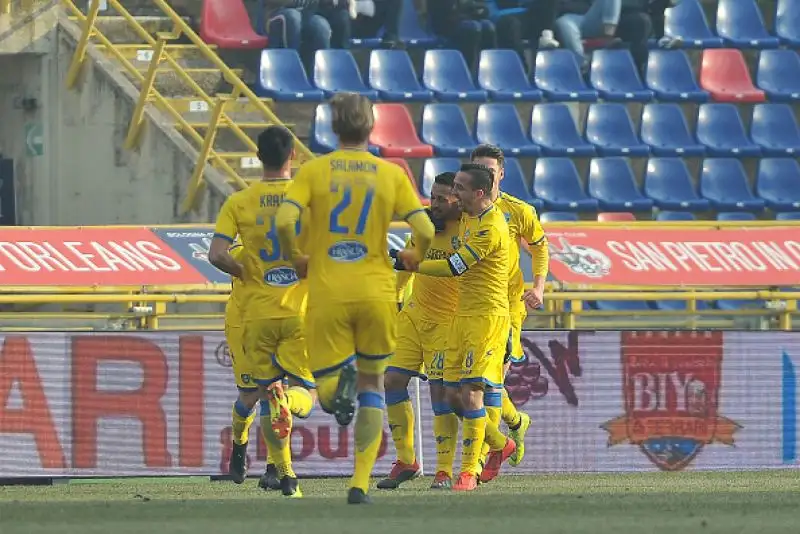 Ghiglione, due volte Ciano e Pinamonti per la prima vittoria di Baroni sulla panchina dei laziali. Espulso il rossoblu Mattiello dopo soli tredici minuti.