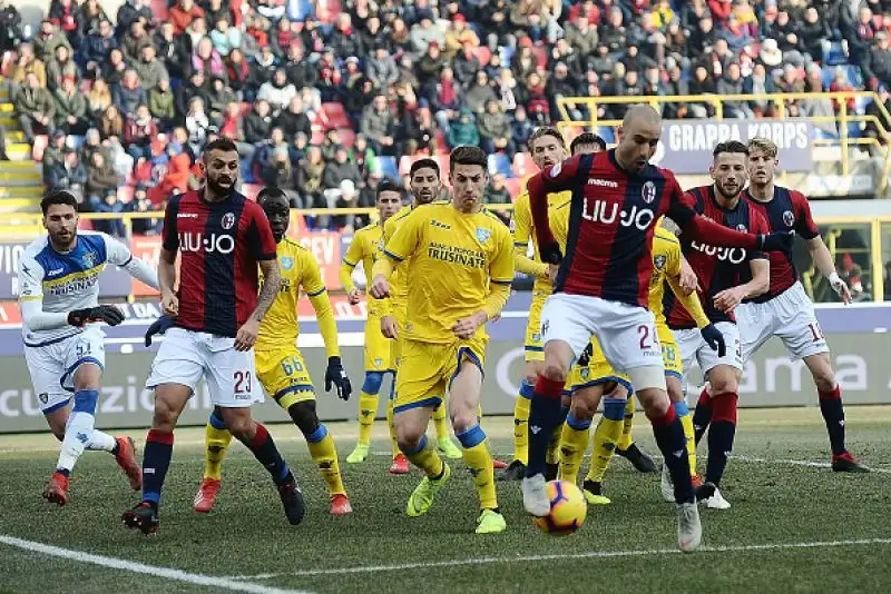 Ghiglione, due volte Ciano e Pinamonti per la prima vittoria di Baroni sulla panchina dei laziali. Espulso il rossoblu Mattiello dopo soli tredici minuti.