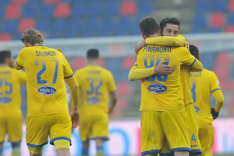 Ghiglione, due volte Ciano e Pinamonti per la prima vittoria di Baroni sulla panchina dei laziali. Espulso il rossoblu Mattiello dopo soli tredici minuti.