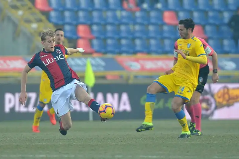 Ghiglione, due volte Ciano e Pinamonti per la prima vittoria di Baroni sulla panchina dei laziali. Espulso il rossoblu Mattiello dopo soli tredici minuti.
