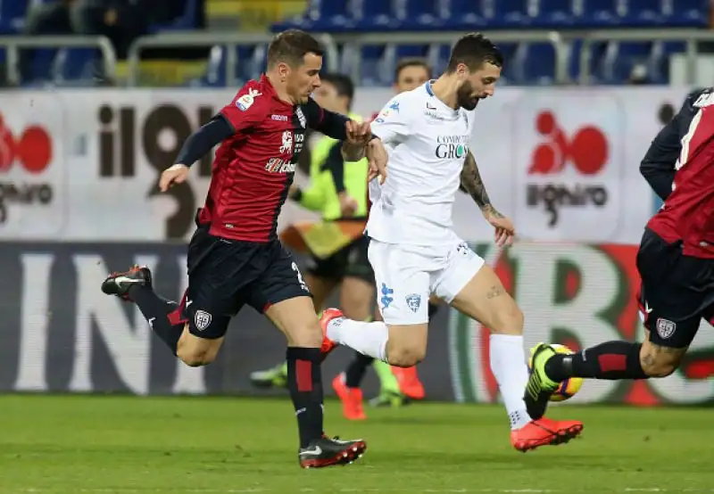 Alla Sardegna Arena finisce 2-2: la classifica resta poco rassicurante per entrambe.