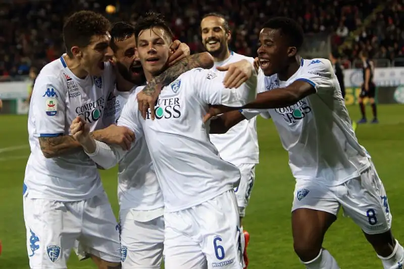 Alla Sardegna Arena finisce 2-2: la classifica resta poco rassicurante per entrambe.