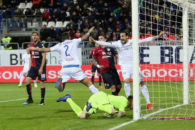 Alla Sardegna Arena finisce 2-2: la classifica resta poco rassicurante per entrambe.