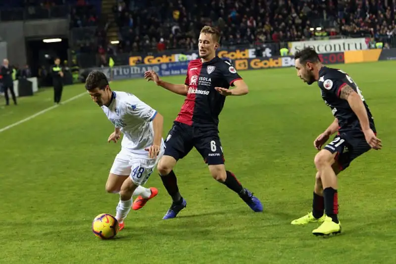 Alla Sardegna Arena finisce 2-2: la classifica resta poco rassicurante per entrambe.
