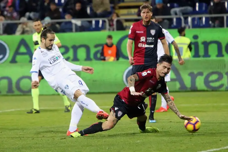 Alla Sardegna Arena finisce 2-2: la classifica resta poco rassicurante per entrambe.