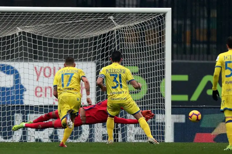 Muriel, Benassi e doppietta di Chiesa per la squadra di Pioli. Stepinski, l'eterno Pellissier su rigore e Djordjevic per i padroni di casa.