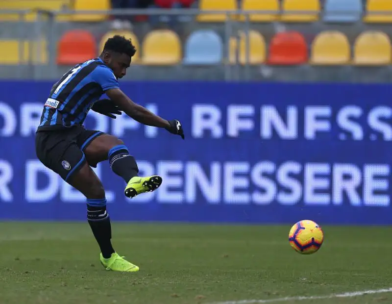 L'Atalanta travolge il Frosinone per 5-0 nell'anticipo delle 12.30 della ventesima giornata di serie A. La Dea domina la partita in lungo e in largo.