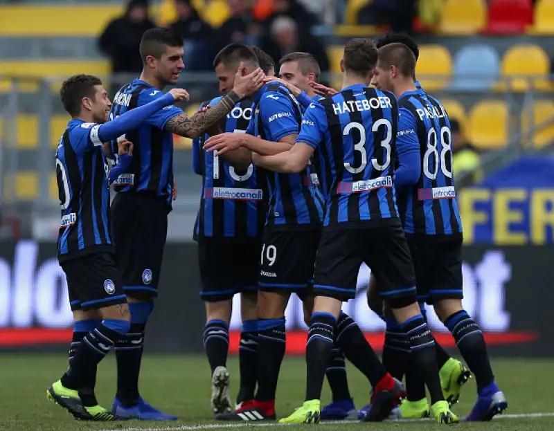 L'Atalanta travolge il Frosinone per 5-0 nell'anticipo delle 12.30 della ventesima giornata di serie A. La Dea domina la partita in lungo e in largo.
