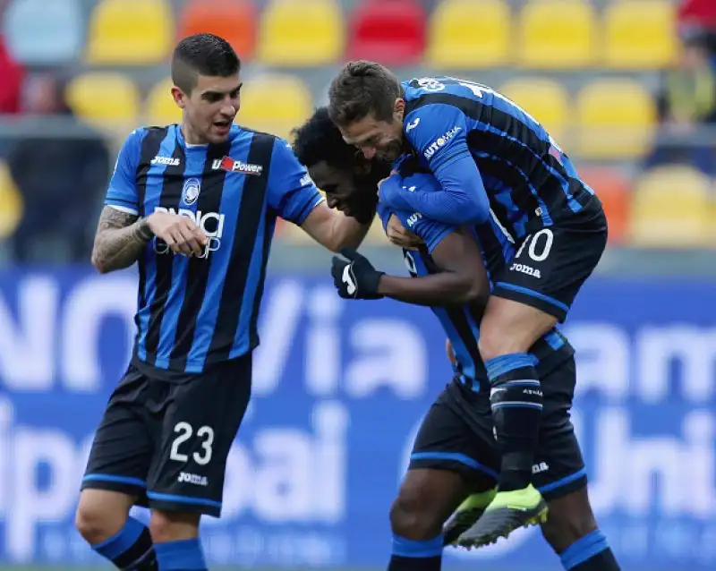 L'Atalanta travolge il Frosinone per 5-0 nell'anticipo delle 12.30 della ventesima giornata di serie A. La Dea domina la partita in lungo e in largo.