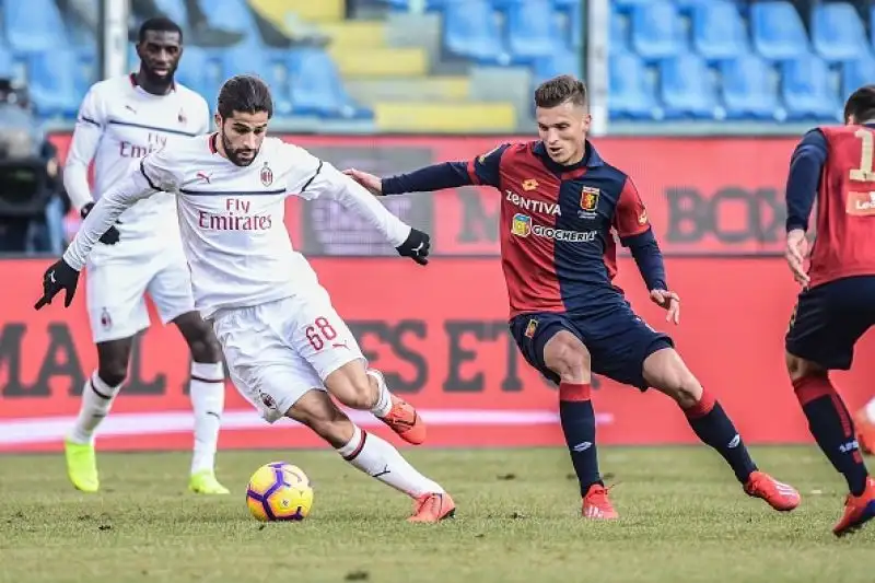 I rossoneri sfondano nel finale con il Genoa: in gol Borini e Suso.