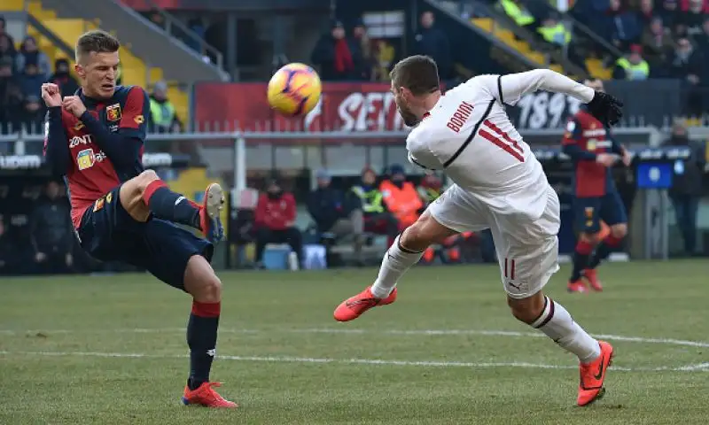 I rossoneri sfondano nel finale con il Genoa: in gol Borini e Suso.