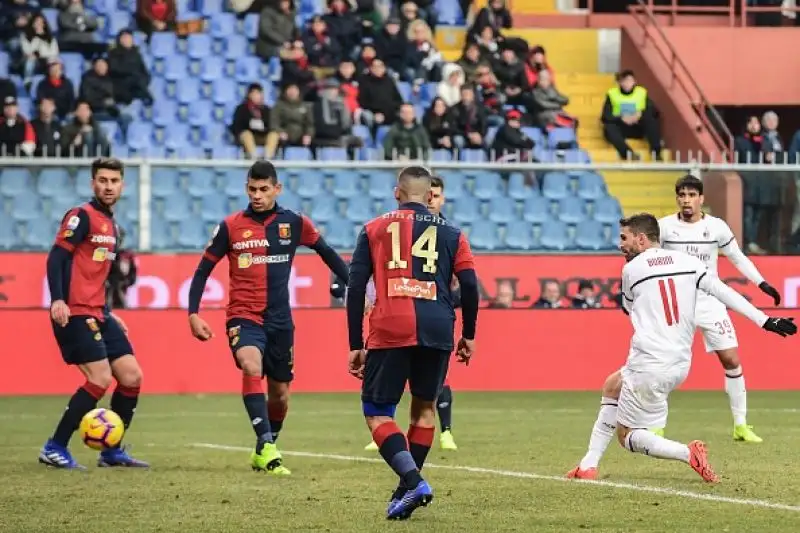 I rossoneri sfondano nel finale con il Genoa: in gol Borini e Suso.