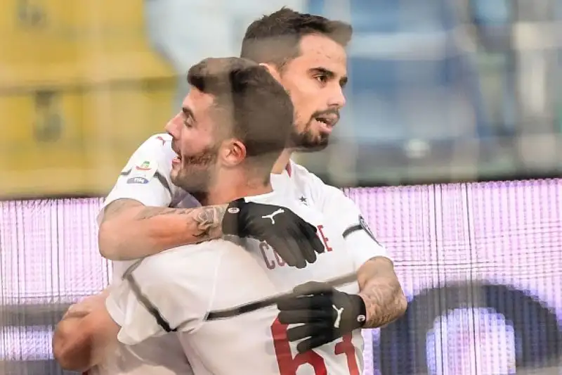 I rossoneri sfondano nel finale con il Genoa: in gol Borini e Suso.