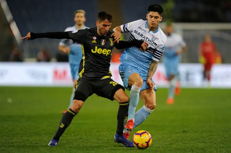 Un autogol di Emre Can illude i capitolini ma poi un diagonale di Cancelo e un rigore di Cristiano Ronaldo regalano i tre punti ad Allegri.
