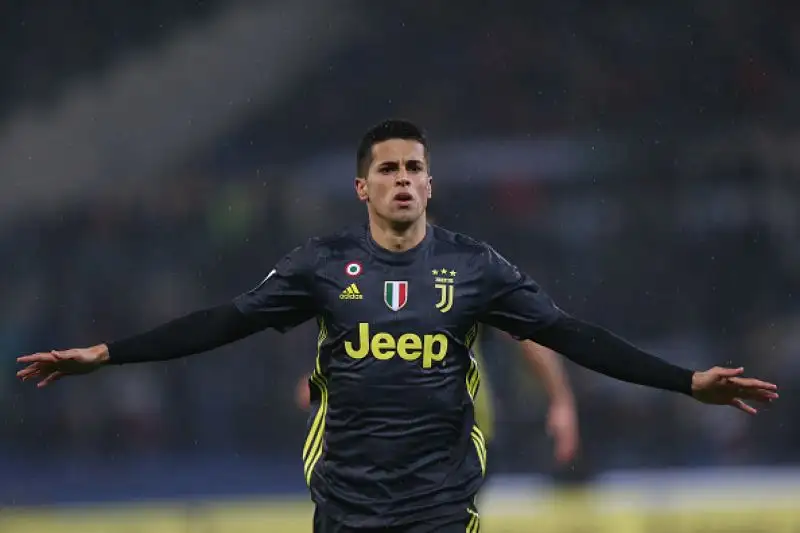 Un autogol di Emre Can illude i capitolini ma poi un diagonale di Cancelo e un rigore di Cristiano Ronaldo regalano i tre punti ad Allegri.
