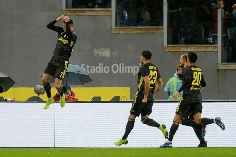 Un autogol di Emre Can illude i capitolini ma poi un diagonale di Cancelo e un rigore di Cristiano Ronaldo regalano i tre punti ad Allegri.