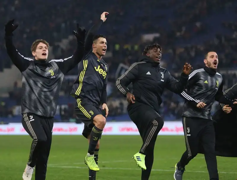 Un autogol di Emre Can illude i capitolini ma poi un diagonale di Cancelo e un rigore di Cristiano Ronaldo regalano i tre punti ad Allegri.