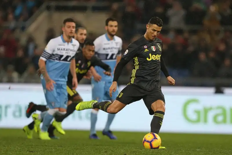 Un autogol di Emre Can illude i capitolini ma poi un diagonale di Cancelo e un rigore di Cristiano Ronaldo regalano i tre punti ad Allegri.