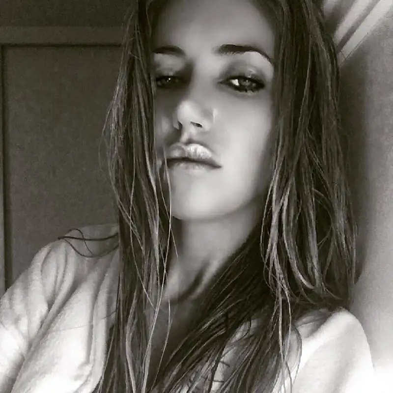 E' amica di Belen Rodriguez e si è fatta immortalare anche con la maglia del Milan la bellissima modella sudamericana.