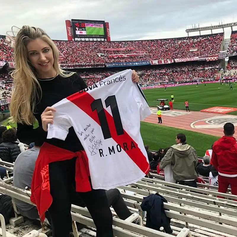 E' amica di Belen Rodriguez e si è fatta immortalare anche con la maglia del Milan la bellissima modella sudamericana.
