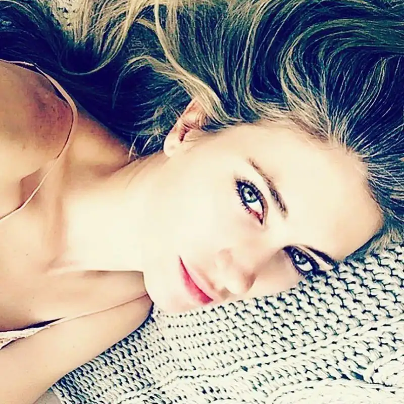 E' amica di Belen Rodriguez e si è fatta immortalare anche con la maglia del Milan la bellissima modella sudamericana.