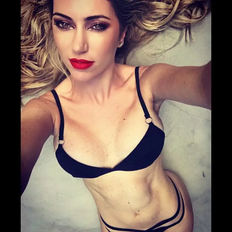 E' amica di Belen Rodriguez e si è fatta immortalare anche con la maglia del Milan la bellissima modella sudamericana.