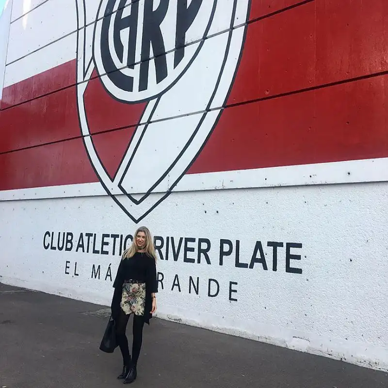 E' amica di Belen Rodriguez e si è fatta immortalare anche con la maglia del Milan la bellissima modella sudamericana.