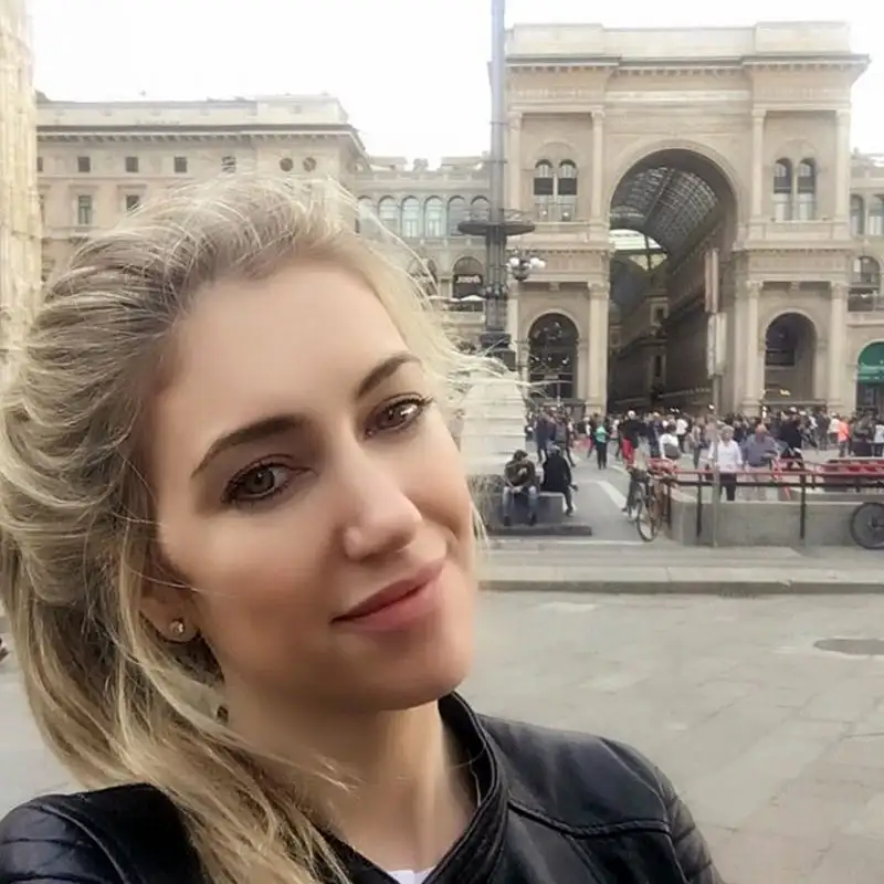 E' amica di Belen Rodriguez e si è fatta immortalare anche con la maglia del Milan la bellissima modella sudamericana.