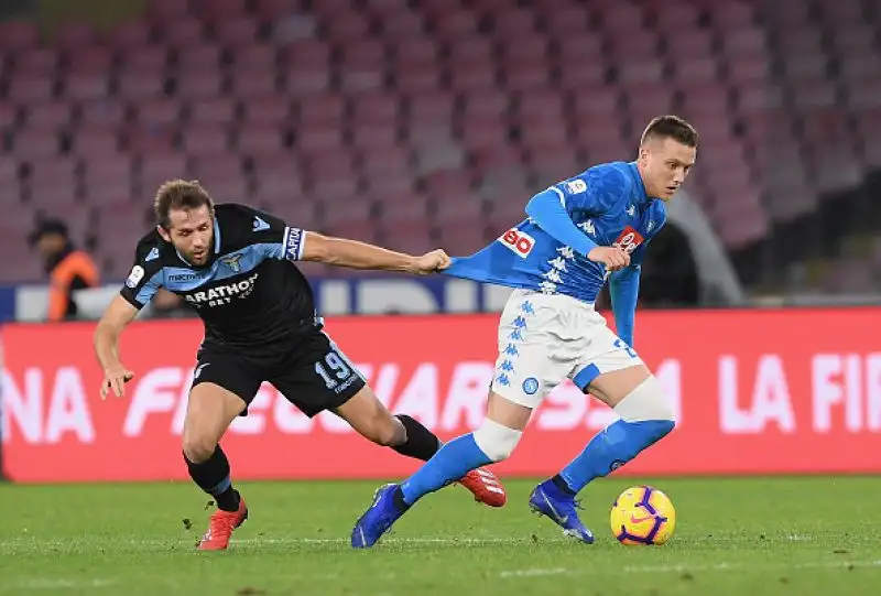 Posticipo spettacolare al San Paolo: la squadra di Ancelotti stacca l'Inter e prova ad inseguire la Juventus.