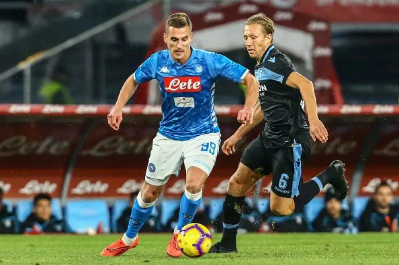 Posticipo spettacolare al San Paolo: la squadra di Ancelotti stacca l'Inter e prova ad inseguire la Juventus.
