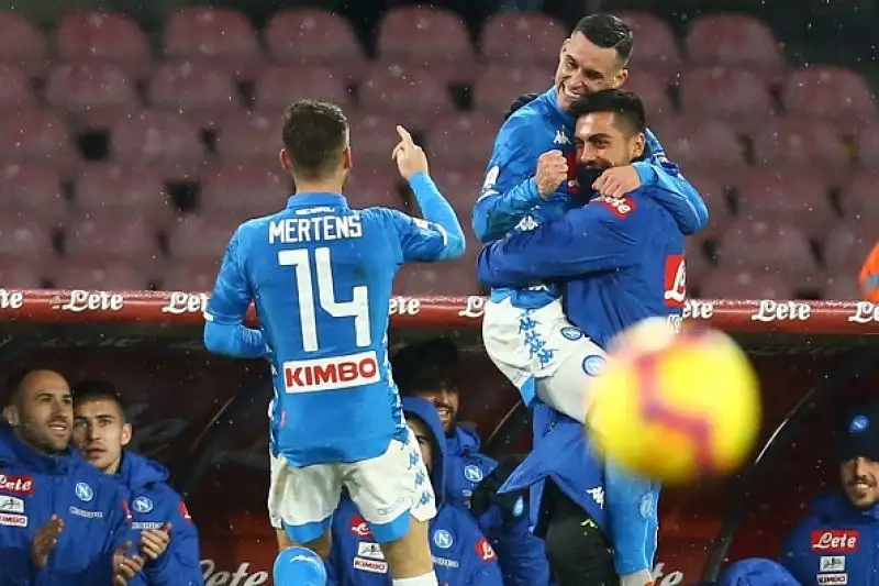 Posticipo spettacolare al San Paolo: la squadra di Ancelotti stacca l'Inter e prova ad inseguire la Juventus.