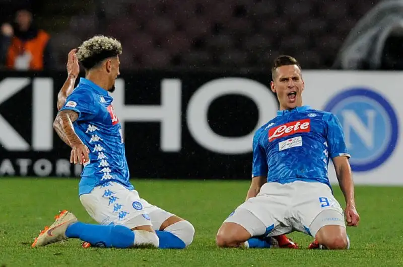 Posticipo spettacolare al San Paolo: la squadra di Ancelotti stacca l'Inter e prova ad inseguire la Juventus.