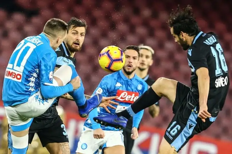 Posticipo spettacolare al San Paolo: la squadra di Ancelotti stacca l'Inter e prova ad inseguire la Juventus.