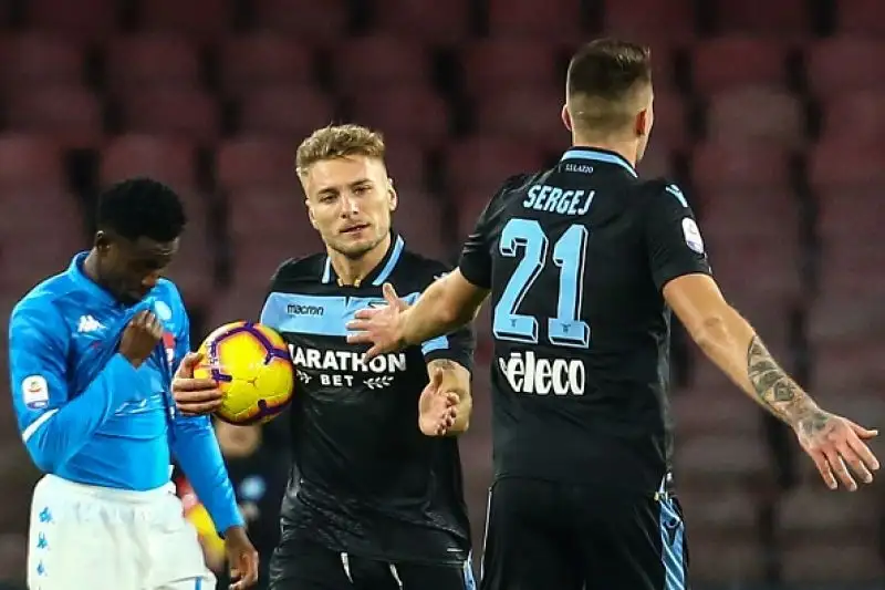 Posticipo spettacolare al San Paolo: la squadra di Ancelotti stacca l'Inter e prova ad inseguire la Juventus.