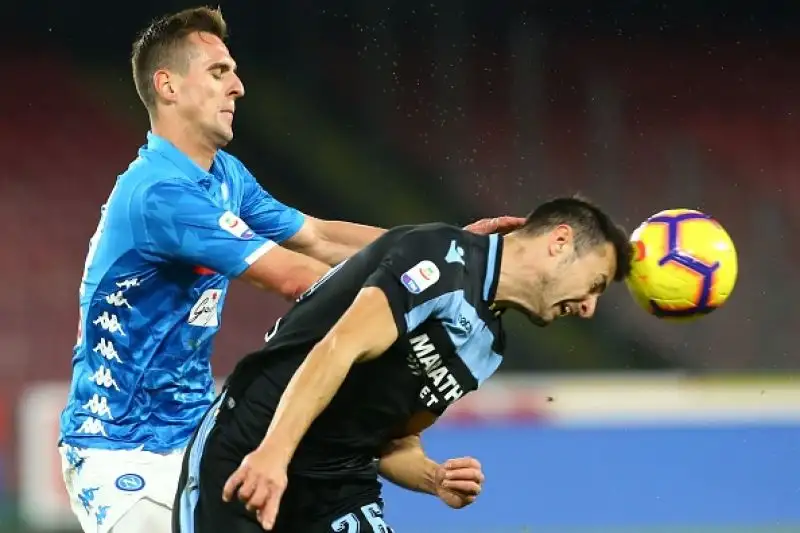 Posticipo spettacolare al San Paolo: la squadra di Ancelotti stacca l'Inter e prova ad inseguire la Juventus.