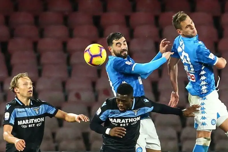 Posticipo spettacolare al San Paolo: la squadra di Ancelotti stacca l'Inter e prova ad inseguire la Juventus.