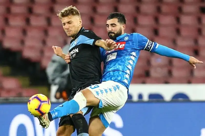 Posticipo spettacolare al San Paolo: la squadra di Ancelotti stacca l'Inter e prova ad inseguire la Juventus.