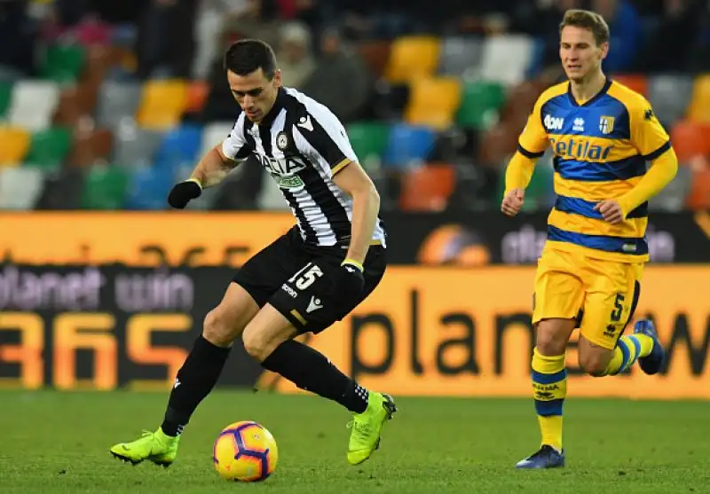 Un gol da cineteca dell'ivoriano regala agli emiliani la sesta vittoria della stagione in trasferta: Udinese sconfitta 2-1.