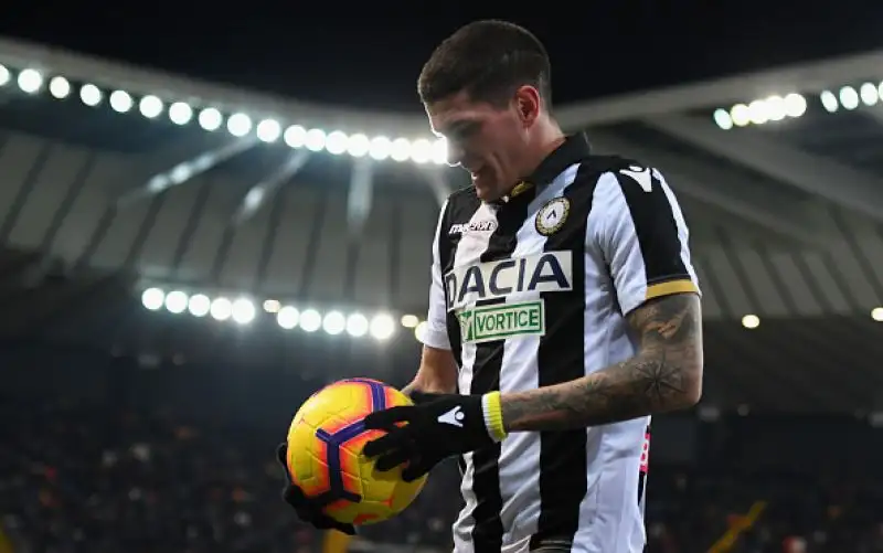 Un gol da cineteca dell'ivoriano regala agli emiliani la sesta vittoria della stagione in trasferta: Udinese sconfitta 2-1.