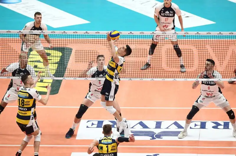 I padroni di casa si sono imposti per 3-0 davanti a 12.343 spettatori, record assoluto di spettatori per una gara di regular season.
