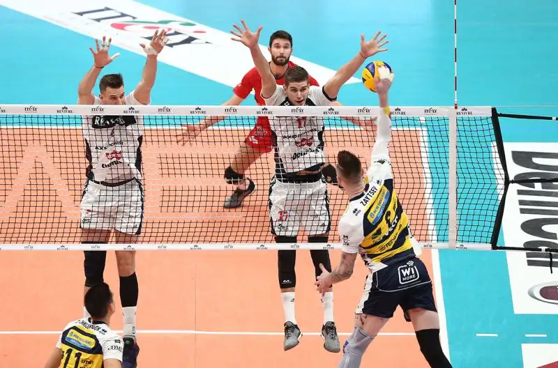 I padroni di casa si sono imposti per 3-0 davanti a 12.343 spettatori, record assoluto di spettatori per una gara di regular season.