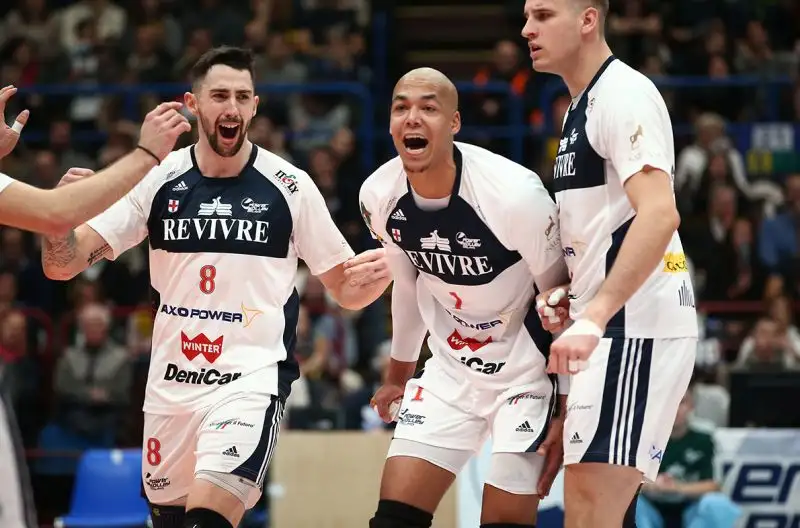 I padroni di casa si sono imposti per 3-0 davanti a 12.343 spettatori, record assoluto di spettatori per una gara di regular season.