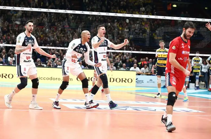 I padroni di casa si sono imposti per 3-0 davanti a 12.343 spettatori, record assoluto di spettatori per una gara di regular season.