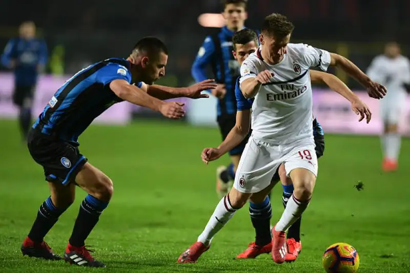 La squadra di Gattuso vince 3-1 in rimonta sul campo dell'Atalanta grazie ad altri due gol del polacco.