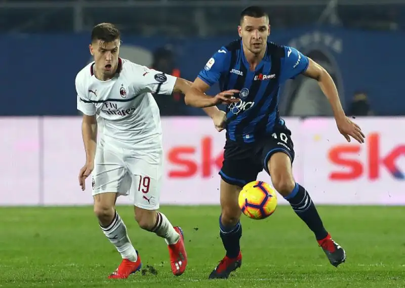 La squadra di Gattuso vince 3-1 in rimonta sul campo dell'Atalanta grazie ad altri due gol del polacco.