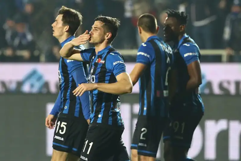 La squadra di Gattuso vince 3-1 in rimonta sul campo dell'Atalanta grazie ad altri due gol del polacco.