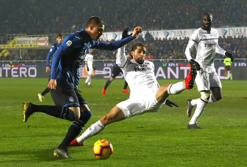 La squadra di Gattuso vince 3-1 in rimonta sul campo dell'Atalanta grazie ad altri due gol del polacco.